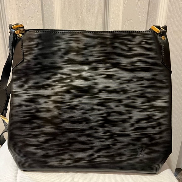 LOUIS VUITTON
Epi Mandara MM Black - Picture 2 of 9